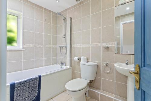 アベルポルスにあるCowslip at Gorslwyd - Sound Retreatのトイレ、浴槽、洗面台を備えたバスルーム