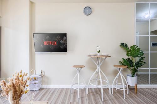 TV a/nebo společenská místnost v ubytování Virgo Nest Rentals - Avida Riala IT Park - City View