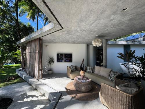 a living room with a couch and a table at Villa Turquesa - Home in Morro de São Paulo