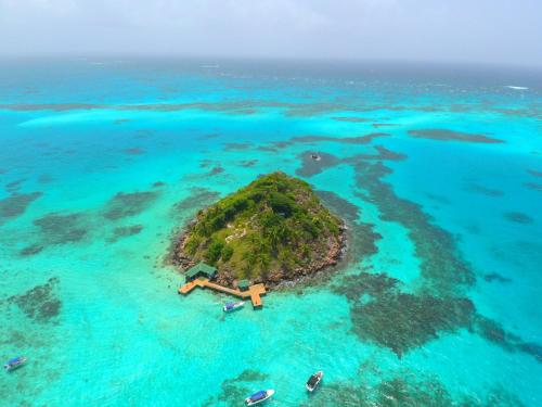 an island in the middle of the ocean at Posada Three Cay Suites in Providencia