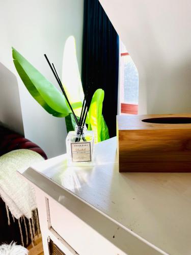 a white table with a vase on top of it at Zenitude in Tremelo