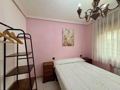 a bedroom with pink walls and a bunk bed at La Mermellina, 22 in Arriondas