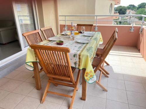 - une table à manger avec des chaises et une nappe dans l'établissement Figuerolles Moderne T3-300m Mer-Plage-Port-Parking-3 Étoiles, à La Ciotat