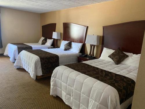a hotel room with two beds and two lamps at Luxury Inn in Collingwood