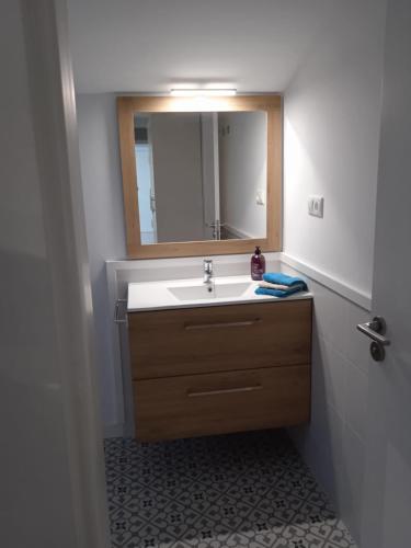 a bathroom with a sink and a mirror at Amaral Recuncho in Boiro