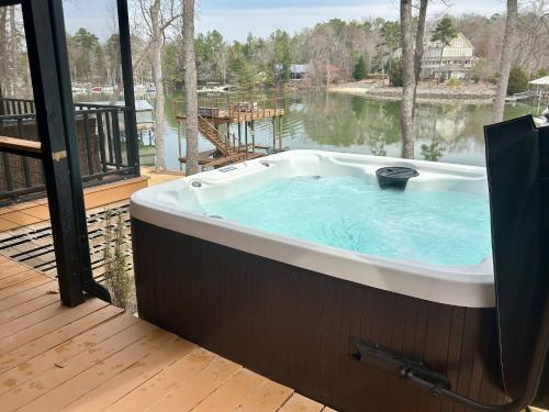 Kolam renang di atau dekat dengan Your Lake House Awaits!