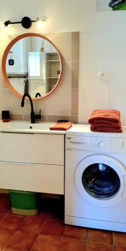 La salle de bains est pourvue d'un lave-linge et d'un miroir. dans l'établissement Studio au calme vue montagne 