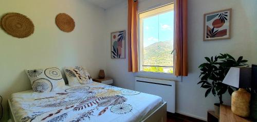 Postel nebo postele na pokoji v ubytování Studio au calme vue montagne "Petit Tibet"