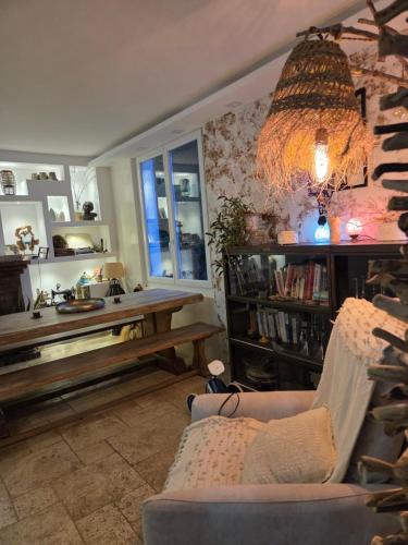 - un salon avec un canapé et un lustre dans l'établissement Beautiful sea view, quiet in agricultural property, à Antibes