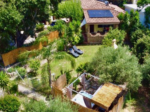 una vista aerea di una casa con pannelli solari sul tetto di Villa Pelau - Holiday Home a Jerzu