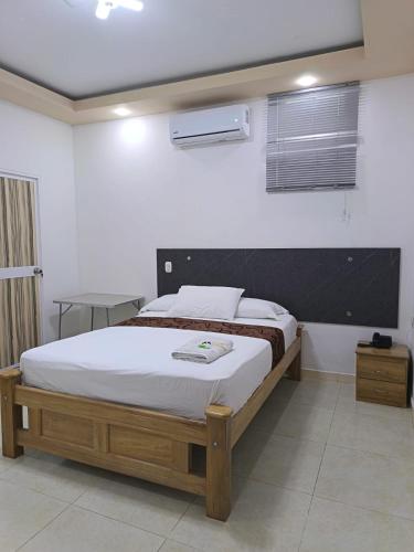 un dormitorio con una cama en una habitación en HOTEL d ROHI, en Mangue