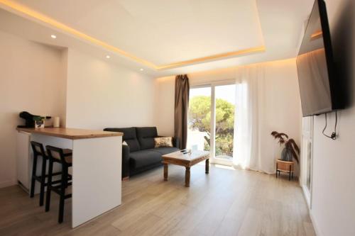 a living room with a couch and a table at BHost - Bungalows Mazagón in Palos de la Frontera