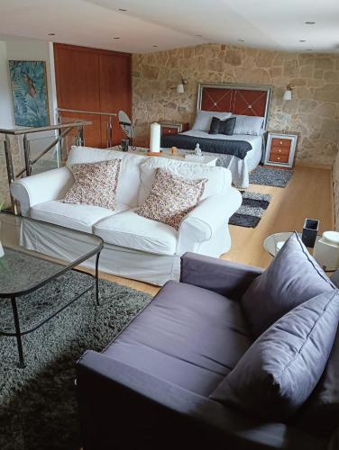 a living room with a couch and a bed at Casa Consuelo in Sabardes