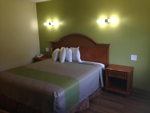 Postel nebo postele na pokoji v ubytování Red Carpet Inn - New Brunswick