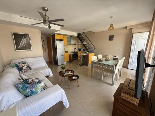 Adosado con piscina a 6 min del MET Oliva Nova y playa