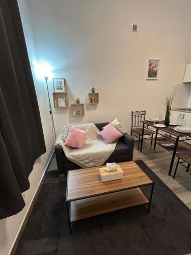a living room with a couch and a table at T2 élégant Parking privé inclus in Cavaillon