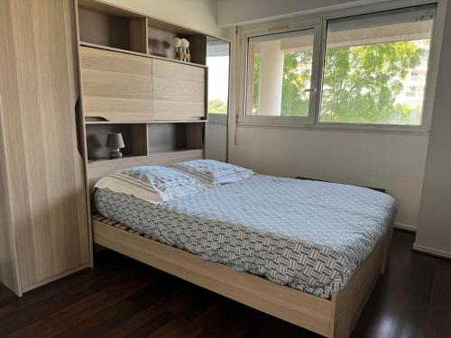 une chambre avec un lit dans une pièce avec une fenêtre dans l'établissement Sea Oceane, à La Rochelle