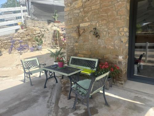 two chairs and a table on a patio at Cal Hidalgo in Palouet