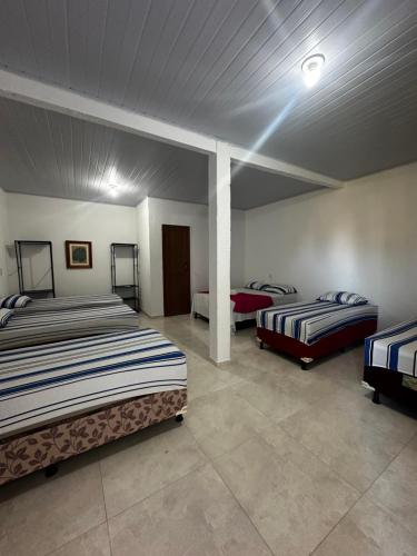 Postel nebo postele na pokoji v ubytování Pousada e hostel Costa do Sol Coroa Vermelha