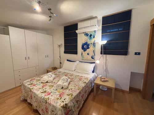 una camera da letto con un letto con due macchine giocattolo sopra di Mansarda Bellavista & La Villa dei Nonni a Sulmona