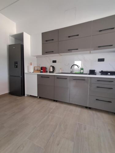Η κουζίνα ή μικρή κουζίνα στο Modern elegant escape on the Ionian coast, near Ancient Olympia