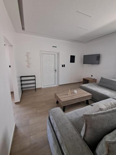 Μια τηλεόραση ή/και κέντρο ψυχαγωγίας στο Modern elegant escape on the Ionian coast, near Ancient Olympia