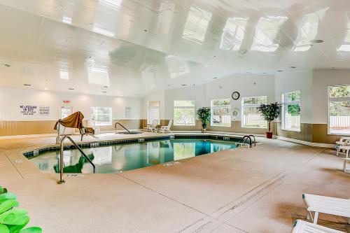 Πισίνα στο ή κοντά στο Peaceful Treetop Condo - 2br/2ba