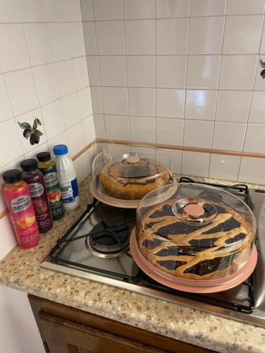 Dos bandejas de comida colocadas encima de una estufa. en Agriturismo Casale Aurora, en Castel Ritaldi