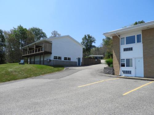 an empty parking lot in front of a building at Admiral Digby Inn Restaurant and Cottages in Digby