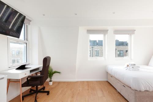 ロンドンにあるVillas Apart Hotelのベッドルーム(デスク、ベッド、窓付)