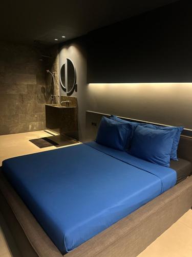 Una cama grande con almohadas azules en una habitación. en Boa Vista Apartment, en Prainha