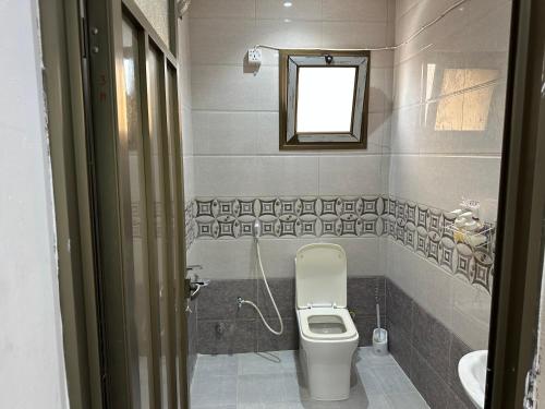 Salle de bains dans l'établissement شقق راقية بأثاث حديث وراقي 1