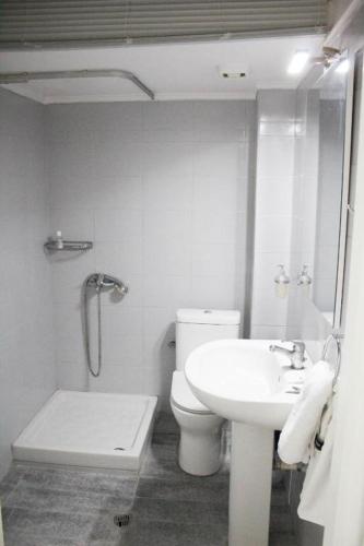 ein weißes Badezimmer mit Toilette und Waschbecken in der Unterkunft StuDio 57 (5) in Alexandroupoli