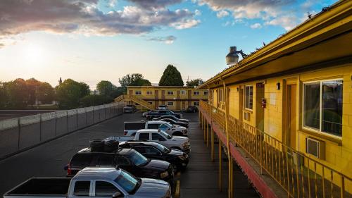 a row of cars parked in a parking lot at Travel Inn in Sunnyside