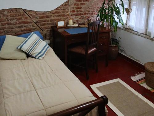 a bedroom with a desk and a bed with a chair at Habitación privada zona Centro, Tribunales y Patio Olmos in Cordoba