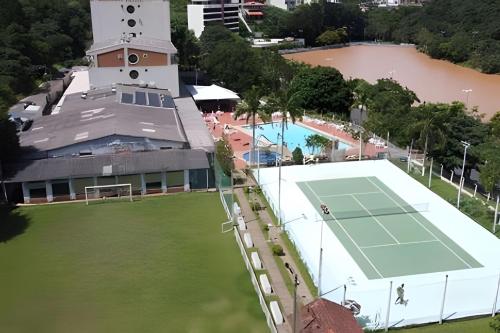 an overhead view of a tennis court in front of a building at BELO flat Cavalinho Branco-Aguas de Lindóia in Águas de Lindóia
