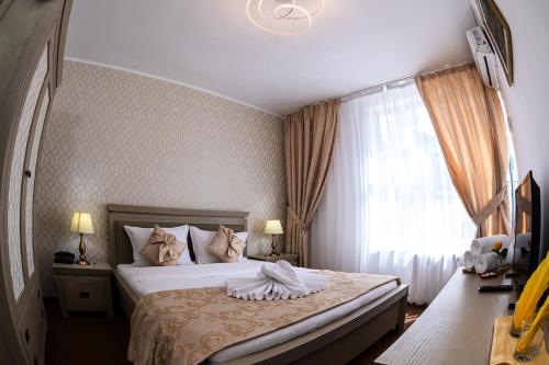 Postel nebo postele na pokoji v ubytování HOTEL CORA Bistrita