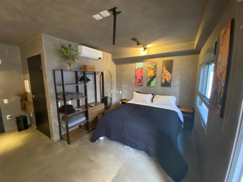 Un dormitorio con una cama grande y una ventana. en Moema Modern Studio, en São Paulo