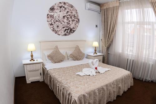 Postel nebo postele na pokoji v ubytování HOTEL CORA Bistrita