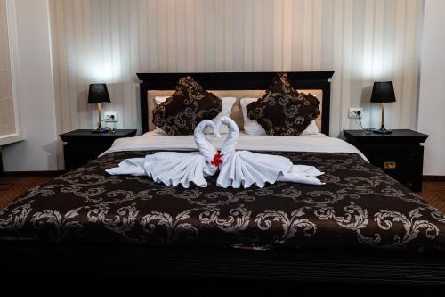 Postel nebo postele na pokoji v ubytování HOTEL CORA Bistrita