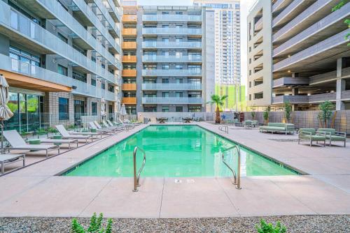 a swimming pool in the middle of a building at Elegant 2BD - CDT - Gym, Pool, Parking - Sleep 8 in Phoenix
