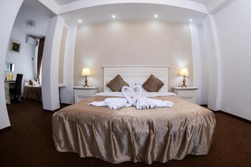 Postel nebo postele na pokoji v ubytování HOTEL CORA Bistrita
