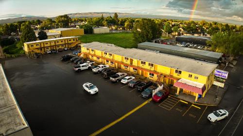 an overhead view of a building with cars parked in a parking lot at Travel Inn in Sunnyside