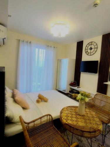 TV a/nebo společenská místnost v ubytování Luxury poolview condo with pool access!