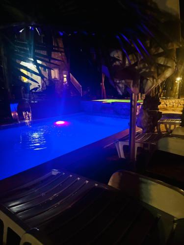 a swimming pool at night with a bench next to it at Villa Paradisio Ruheoase - Pool - Klima - Küche - Parken in Milna