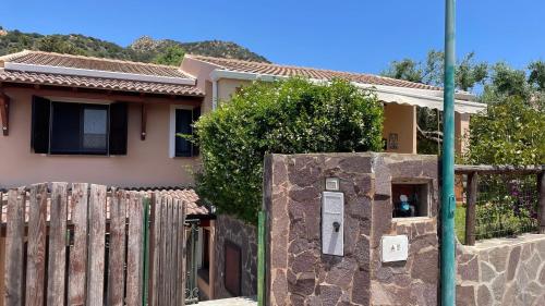 a house with a fence and a pay meter at Holiday House Gioia in Chia