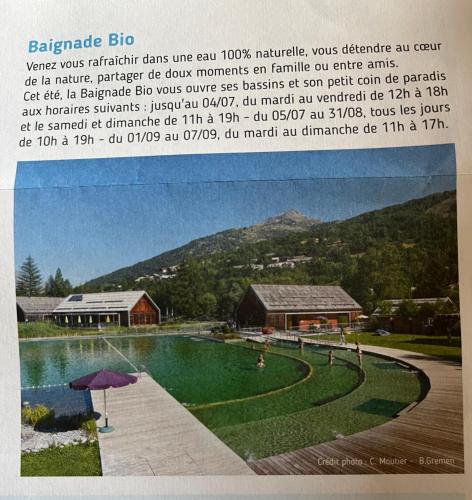 une publicité dans un magazine pour une maison avec piscine dans l'établissement Studio COSY, à Saint-Chaffrey