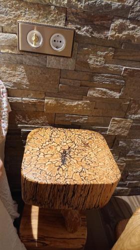 a log table with a clock on a wall at Casa Antón O Cebreiro in O Cebreiro