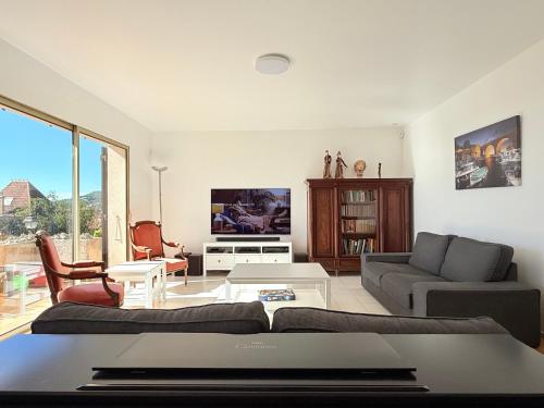 un salon avec un canapé et une table dans l'établissement Villa Horizon-Vue mer-Plages-WIFI-CLIM, à Carqueiranne