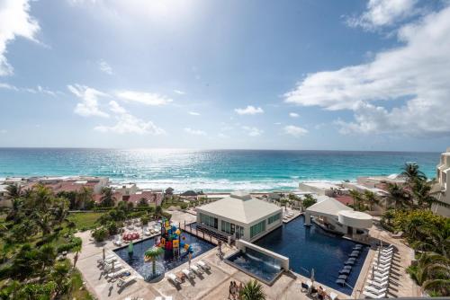 eine Luftaufnahme eines Resorts mit dem Meer in der Unterkunft Solymar Cancún beachfront condos in Cancún
